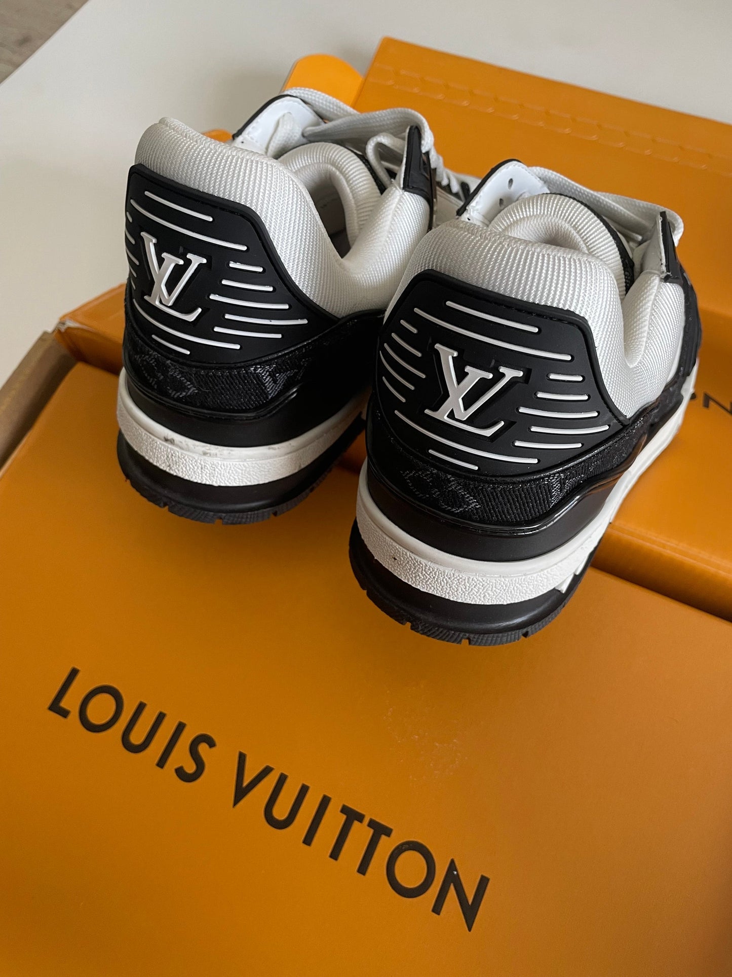 حذاء رياضي LV TRAINER باللون الأسود والأبيض