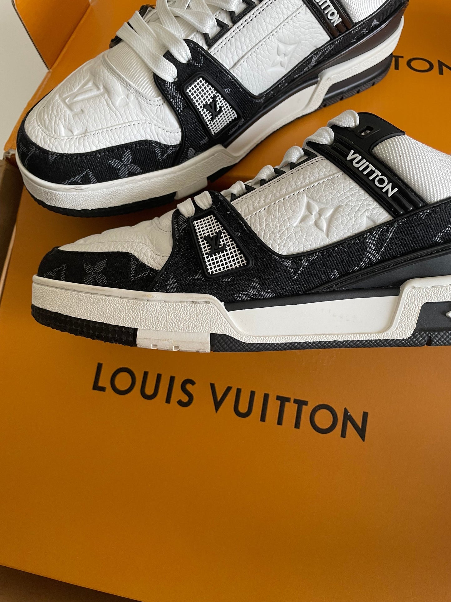 حذاء رياضي LV TRAINER باللون الأسود والأبيض