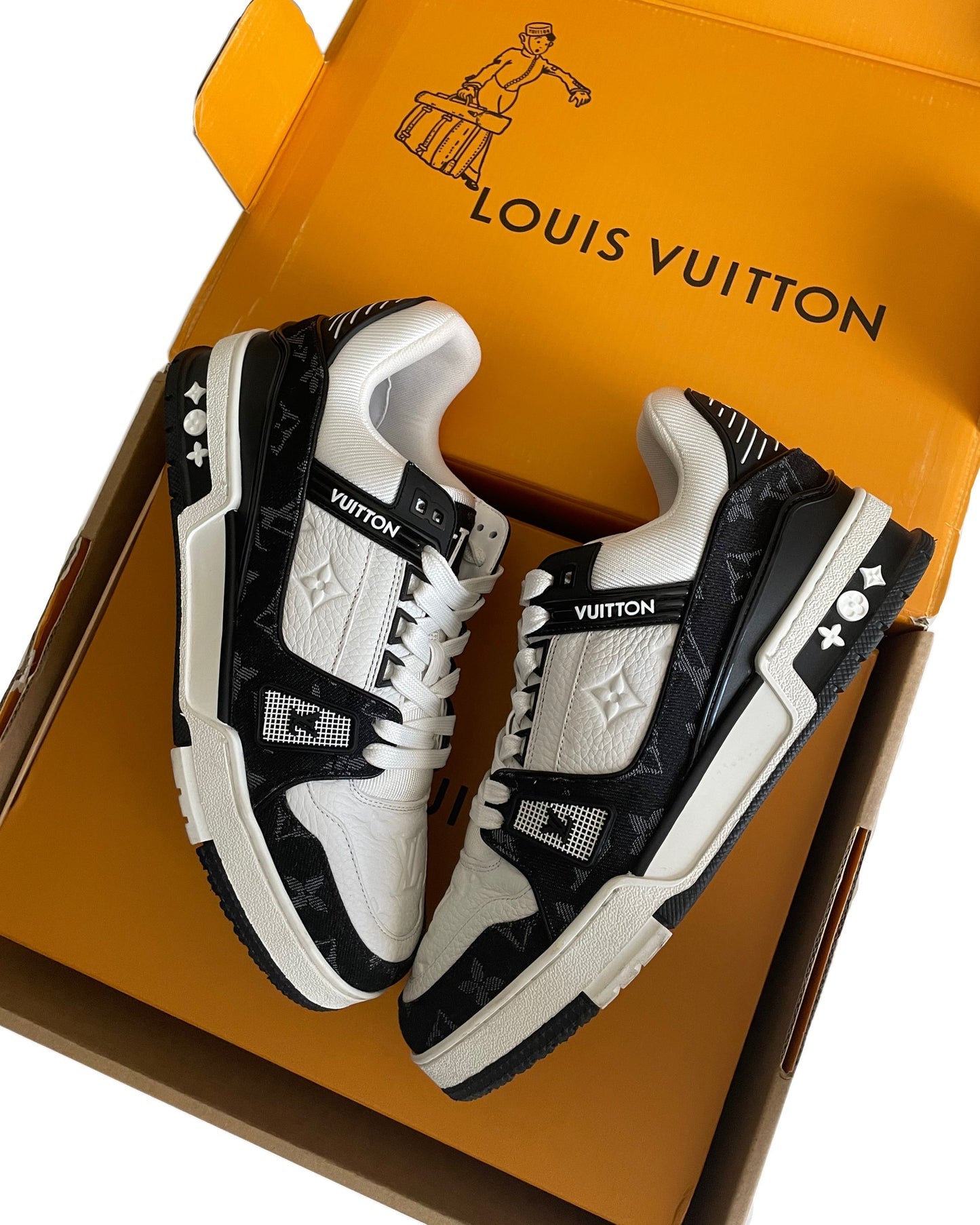 حذاء رياضي LV TRAINER باللون الأسود والأبيض