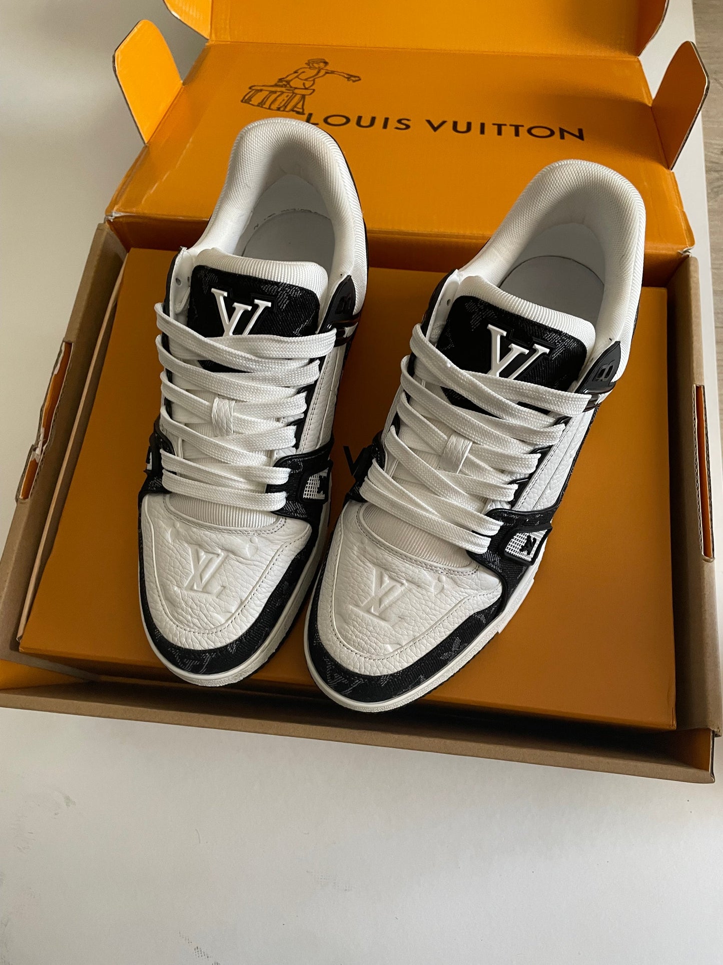 حذاء رياضي LV TRAINER باللون الأسود والأبيض