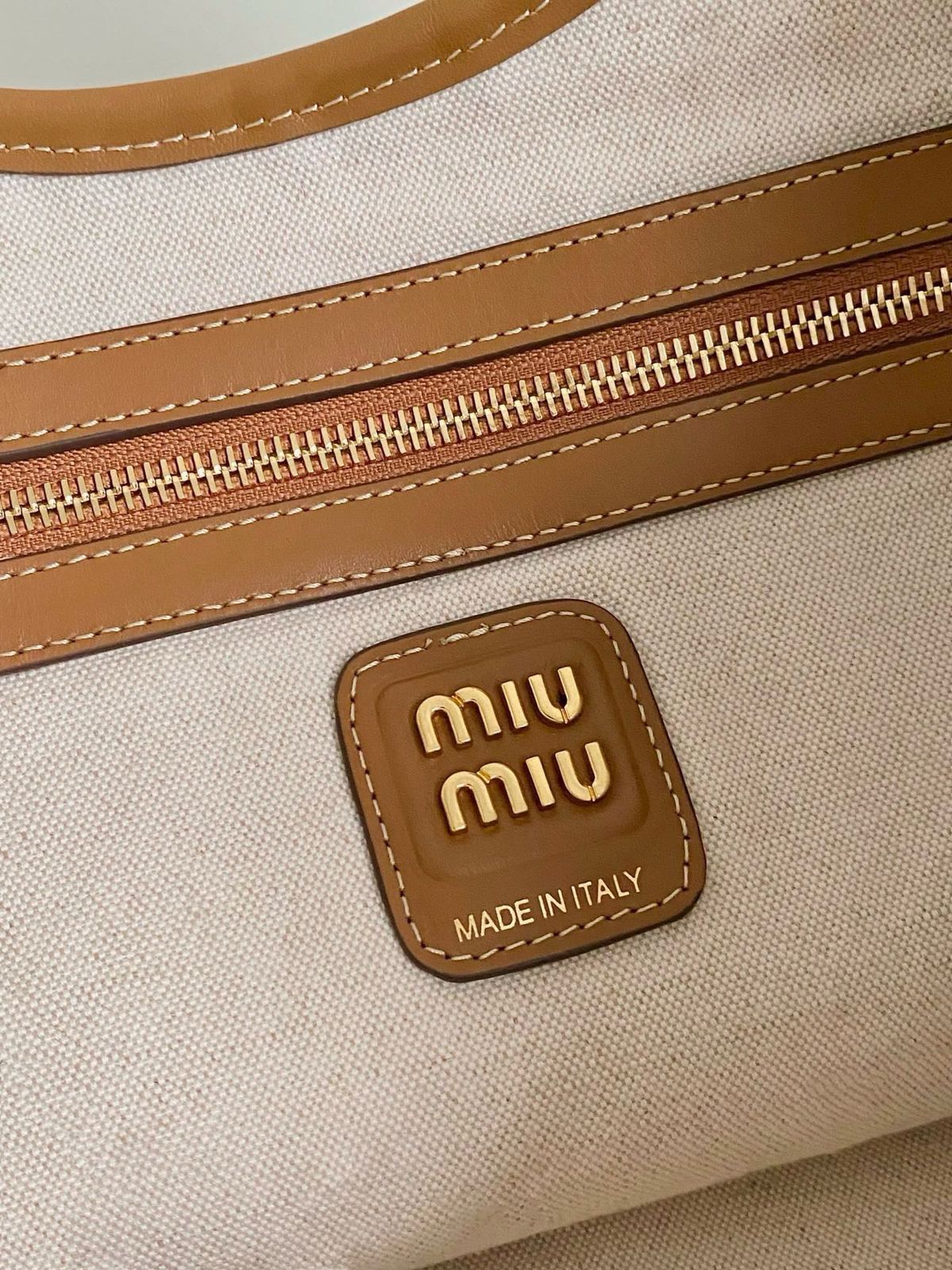 MIU MIU HOBO LEATHER