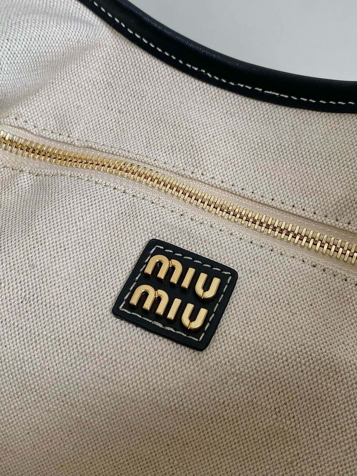 MIU MIU HOBO LEATHER