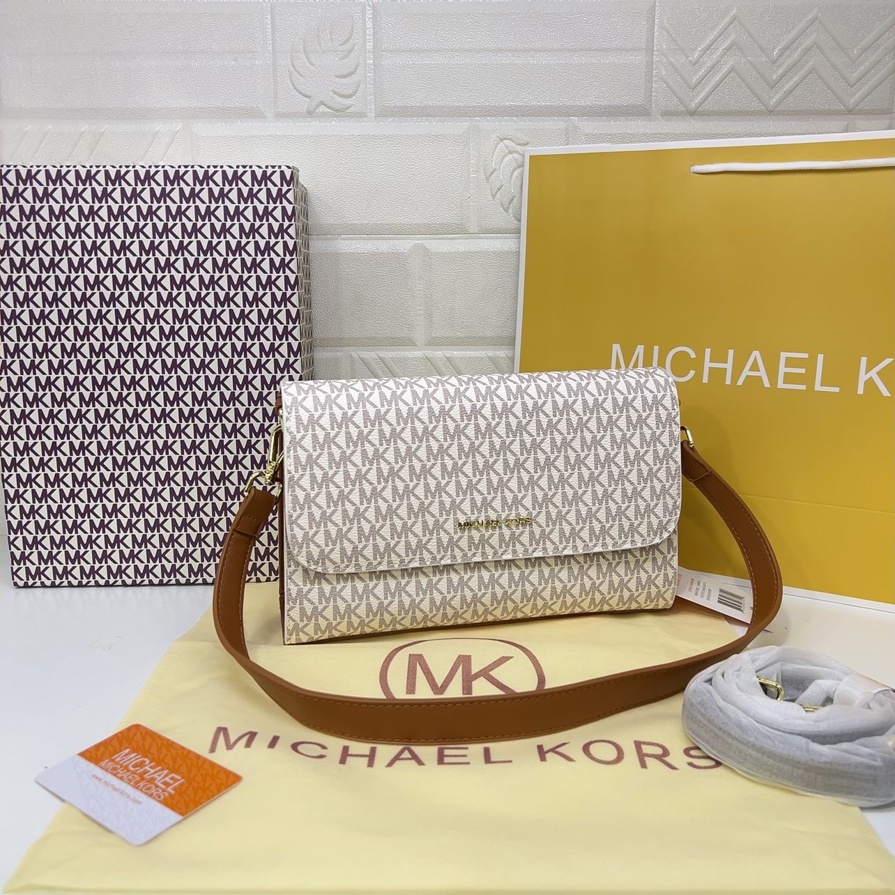 حقيبة كروس قابلة للتحويل بشعار MICHAEL KORS متوسطة الحجم