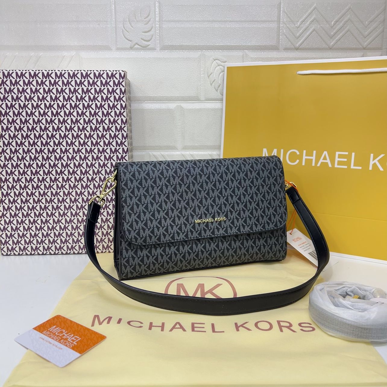 حقيبة كروس قابلة للتحويل بشعار MICHAEL KORS متوسطة الحجم