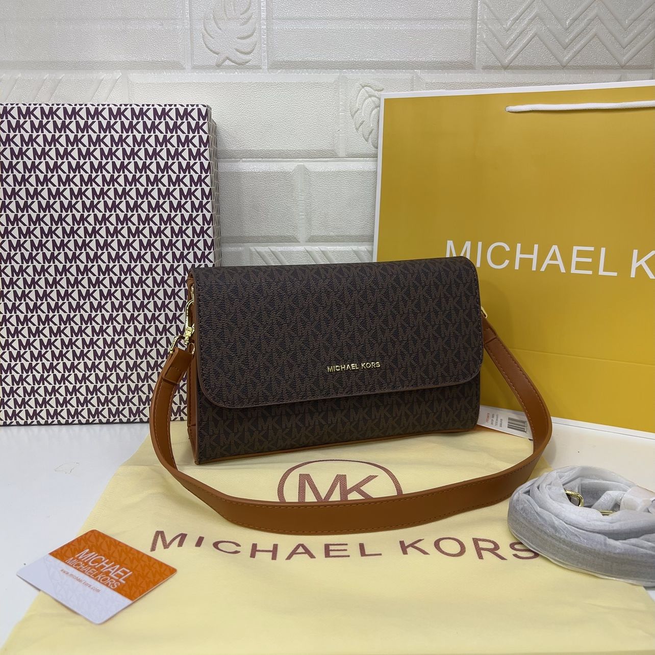 حقيبة كروس قابلة للتحويل بشعار MICHAEL KORS متوسطة الحجم