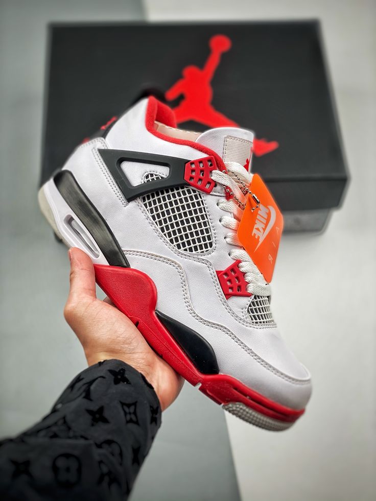 AIR JORDAN 4 RETRO