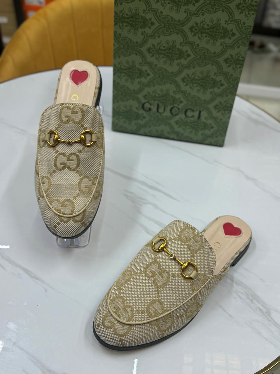 حذاء مسطح من القماش من GUCCI PRINCETOWN HORSEBIT JUMBO GG