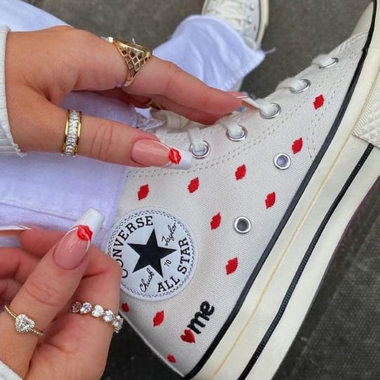 CONVERSE CHUCK 70 EMBROIDERED LIPS HIGH