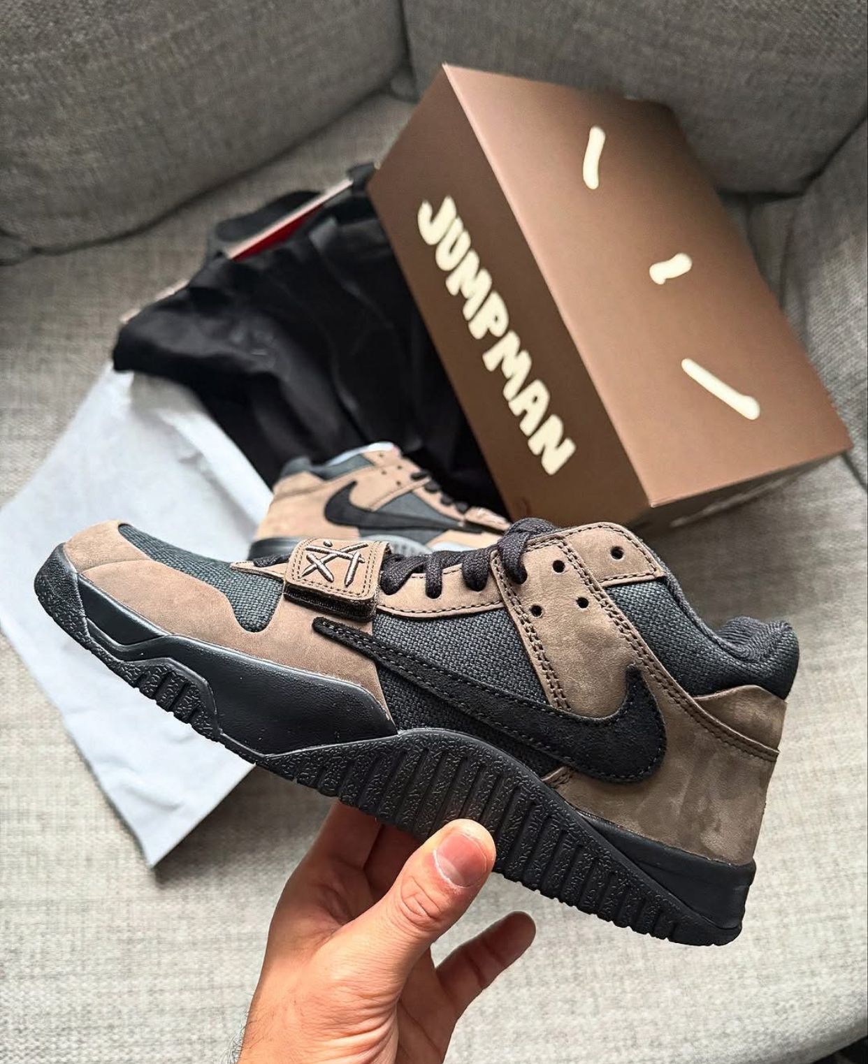 حذاء رياضي TRAVIS SCOTT X JORDAN JUMPMAN JACK TR بلون بني داكن