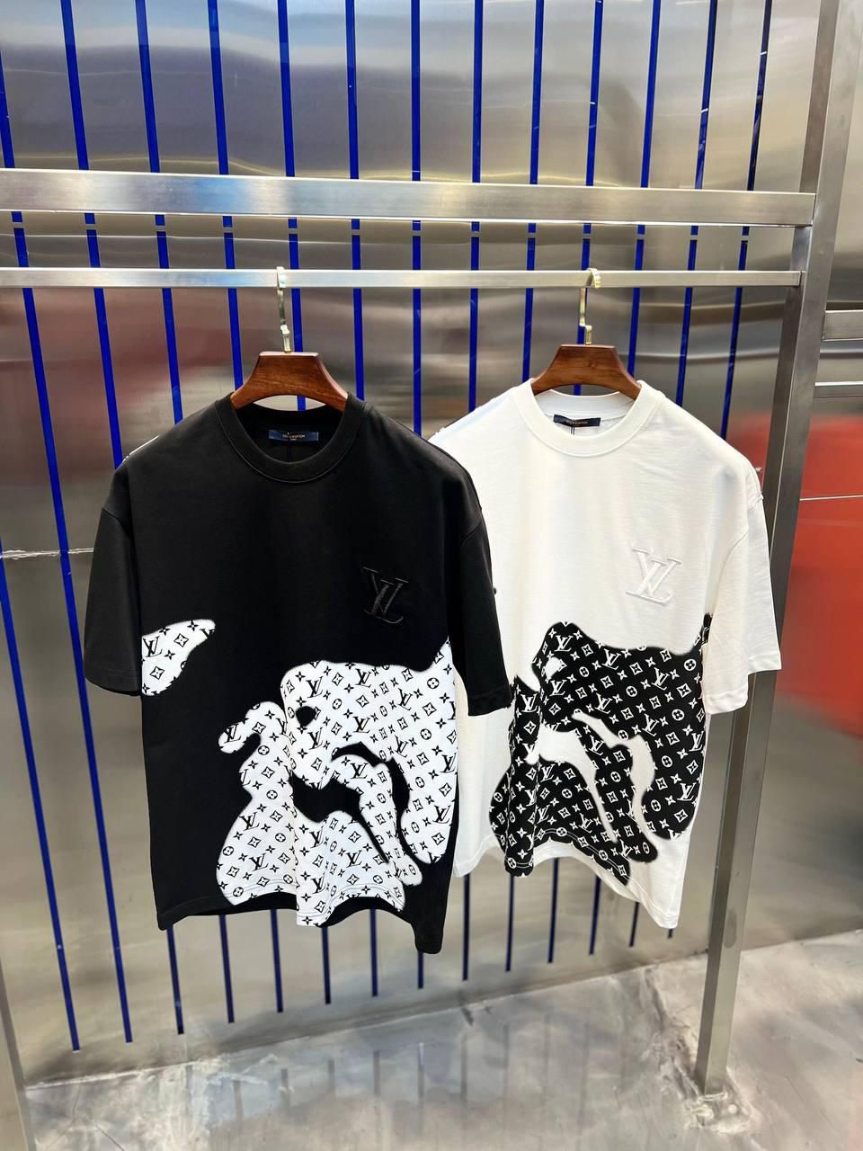 EMBOSSESD LV T-SHIRT