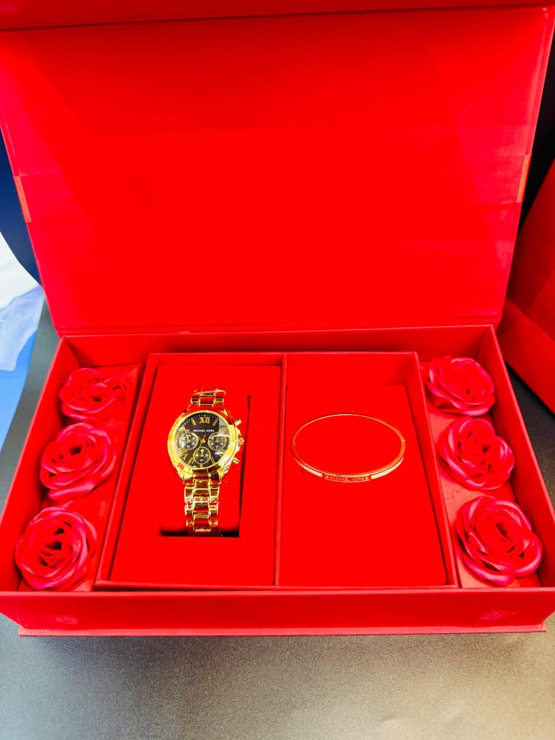 MICHAEL KORS LADIES WATCH AND BUNGLE WITH ARMANI BOX