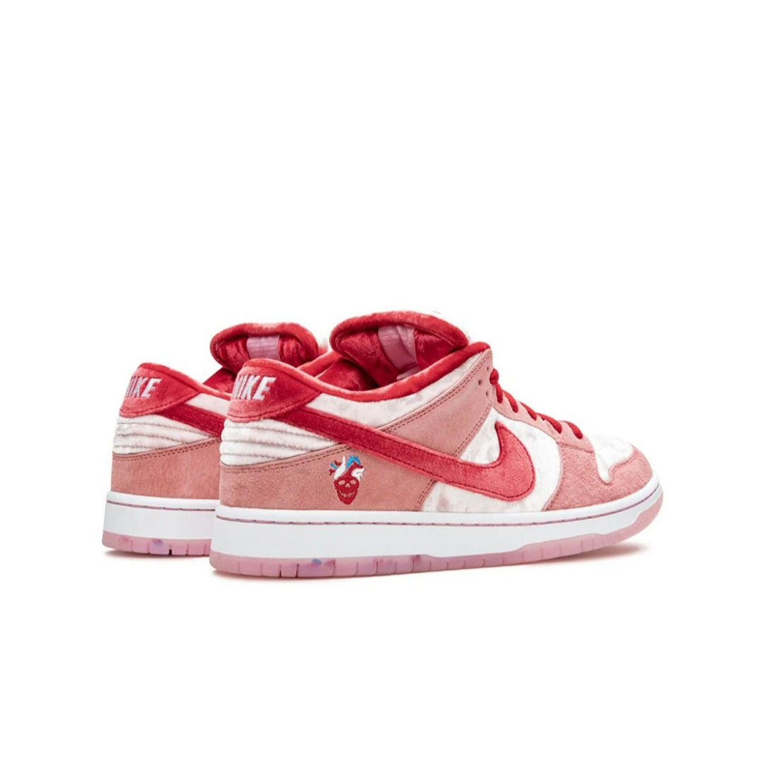 حذاء Nike SB Dunk Low Pro Strange Love