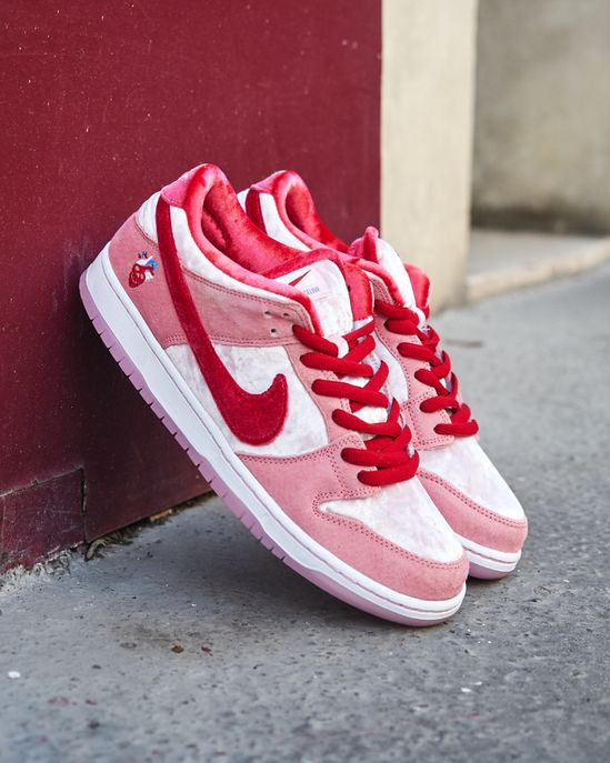 حذاء Nike SB Dunk Low Pro Strange Love