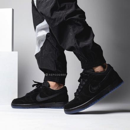 Nike
x Undefeated Dunk Low SP "Black" sneakers