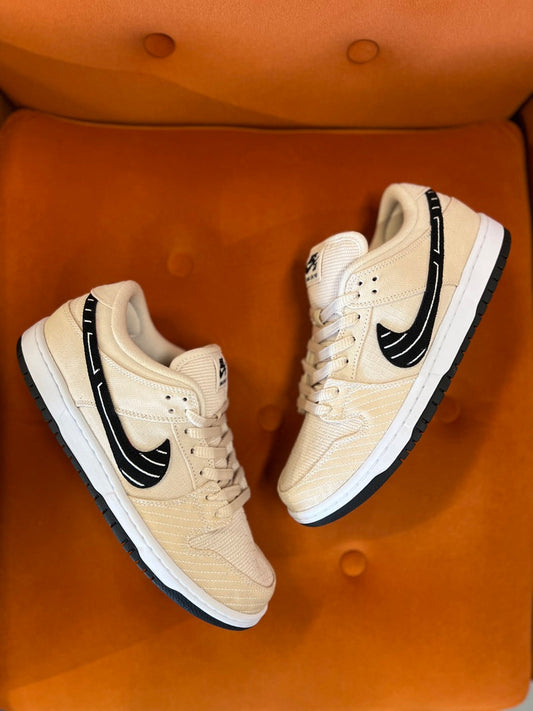 Nike
Dunk Low "Albino & Preto - Jiu Jitsu" sneakers